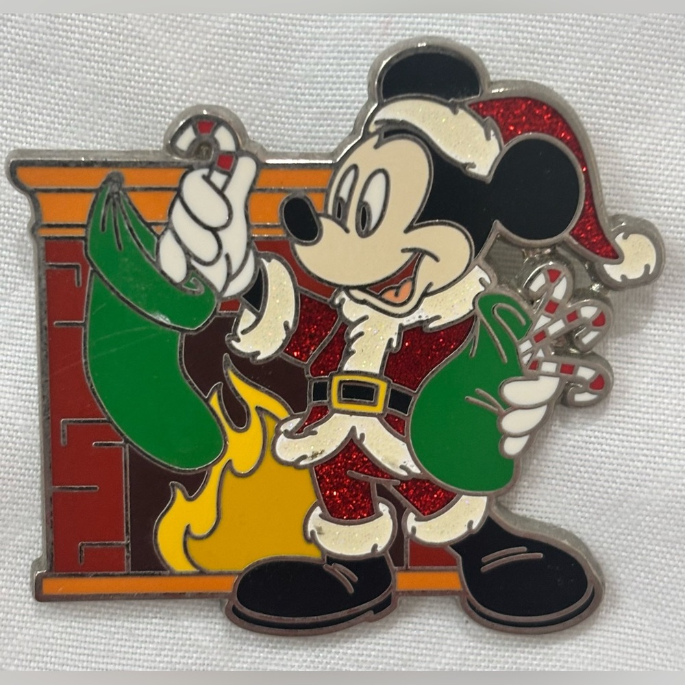 🌸 Disney Parks 2021 Christmas Holiday Santa Mickey Mouse Pin